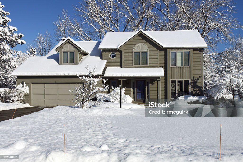 Suburbana de colonial cámara en la nieve de invierno - Foto de stock de Nieve libre de derechos