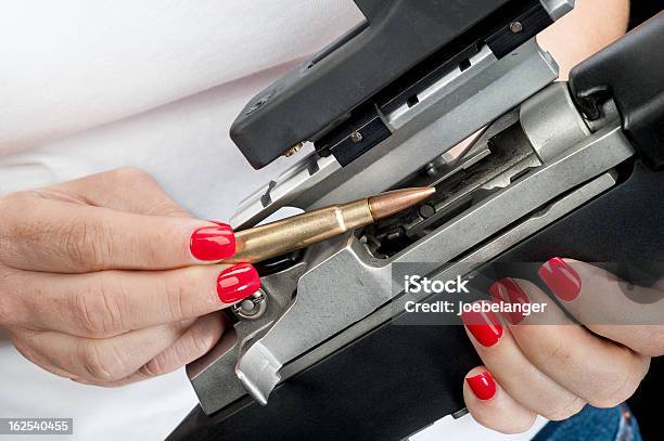 Mujer Tiro De Carga Foto de stock y más banco de imágenes de Cargar - Cargar, Mujeres, Rifle