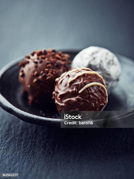 Foto de Chocolates e mais fotos de stock de Trufa de Chocolate - Trufa de Chocolate, Açúcar em Pó, Branco