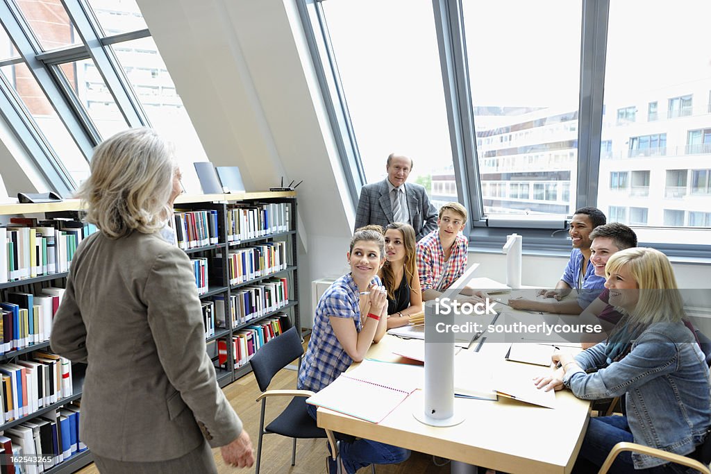 Senior os professores mantém palestra na biblioteca - Royalty-free Biblioteca Foto de stock