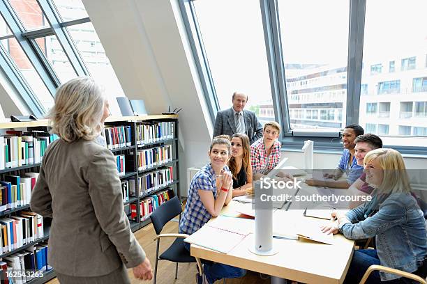 Senior Os Professores Mantém Palestra Na Biblioteca - Fotografias de stock e mais imagens de Biblioteca