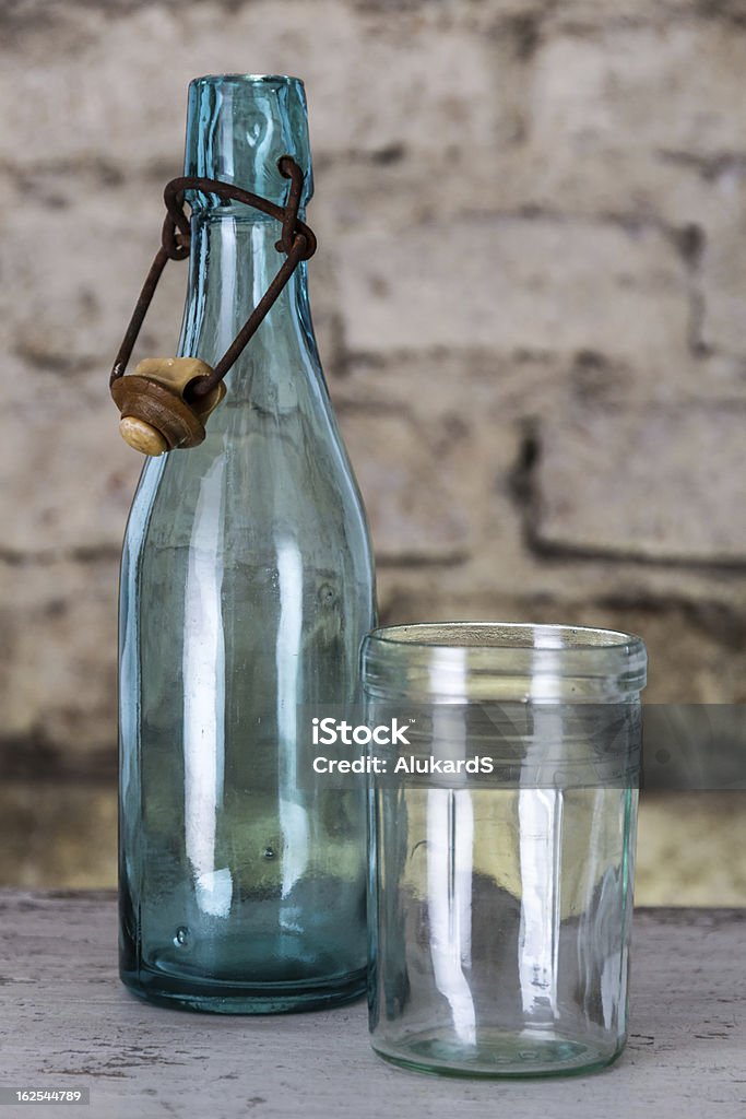 Antigua y un frasco de vidrio - Foto de stock de Alambre libre de derechos