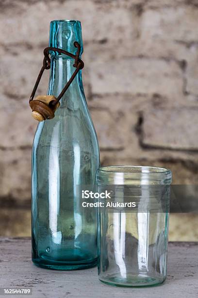 Photo libre de droit de Vieille Bouteille Et Un Verre De banque d'images et plus d'images libres de droit de Antiquités - Antiquités, Blanc, Boisson