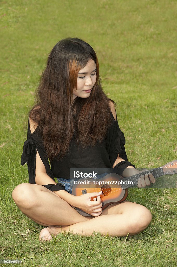 아시아판 여자대표 게임하기 Ukulele 파크 야외. - 로열티 프리 갈색 머리 스톡 사진