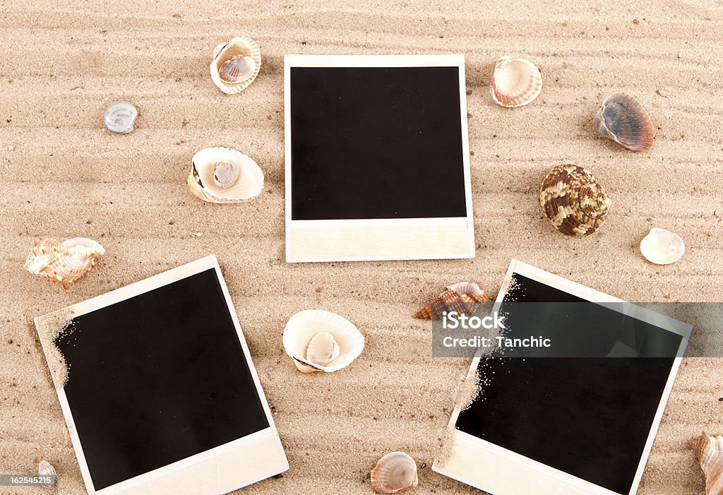 Três cartas de Polaroid lie areia entre shells - Royalty-free Ao Ar Livre Foto de stock