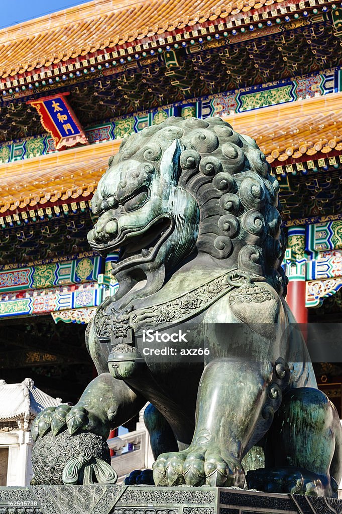 Le lion de bronze en face de Taihe Hall, de la Cité interdite - Photo de Bronze - Alliage libre de droits