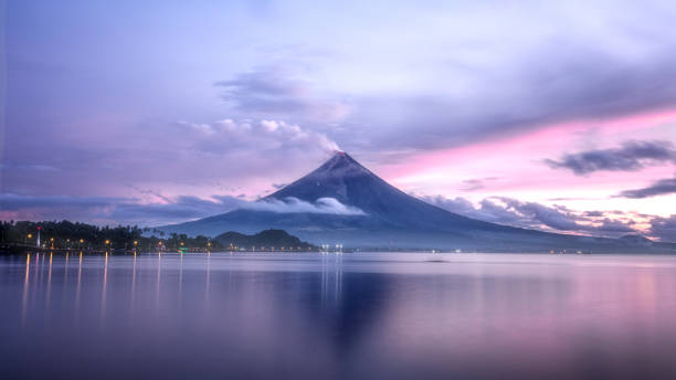 volcan mayon au bord du lac et magnifique lever de soleil dans la ville de lagazpi, province d’albay, philippines. - bicol photos et images de collection