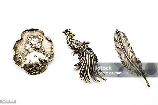 Três Antique Silver Brooches - Fotografias de stock e mais imagens de Adulto - Adulto, Antigo, Antiguidade