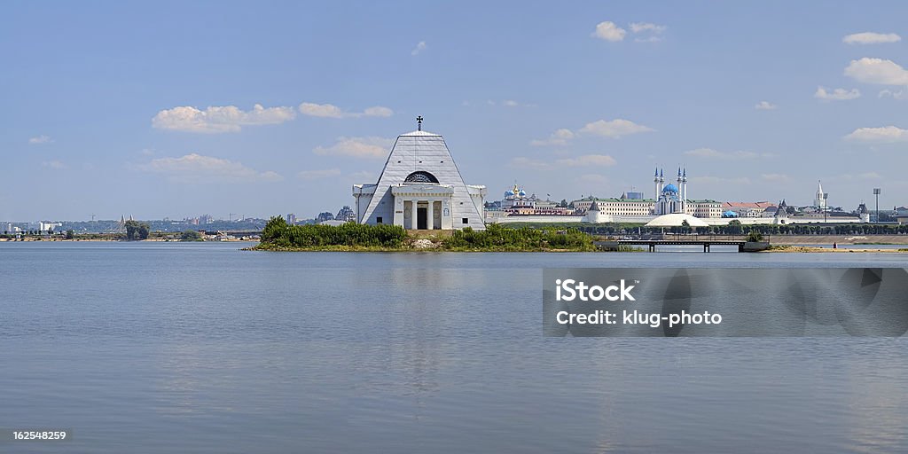 Rzeka Kazanka z Memorial Church i Kazan Kreml - Zbiór zdjęć royalty-free (Architektura)