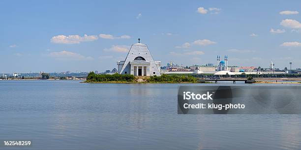 Rzeka Kazanka Z Memorial Church I Kazan Kreml - zdjęcia stockowe i więcej obrazów Architektura - Architektura, Bez ludzi, Biały