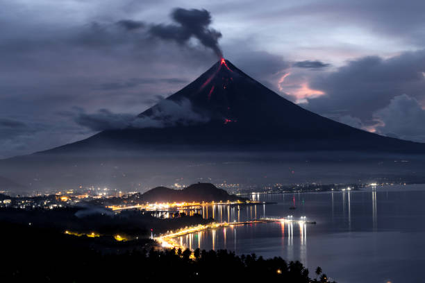 vulcano mayon nel sud-est di luzon, bicol, lagazpi bay, provincia di albay, filippine. - bicol foto e immagini stock