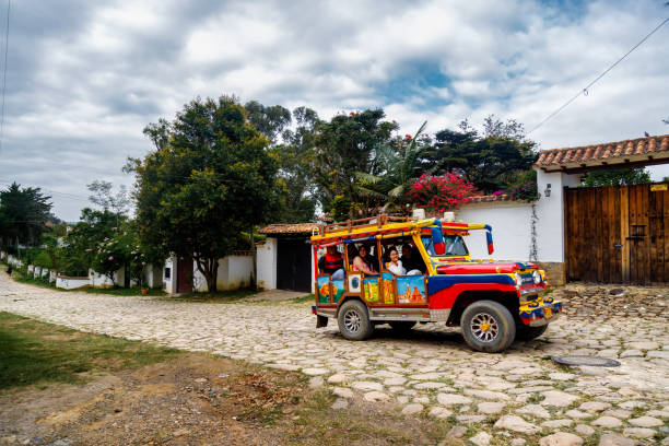 típico caminhão colorido transporta turistas em um passeio pelas atrações da cidade - 3670 - fotografias e filmes do acervo