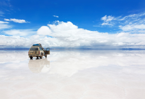 Jeep en Salar de Uyuni Bolivia photo