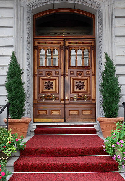 elegante haustür - door symmetry wood hotel stock-fotos und bilder