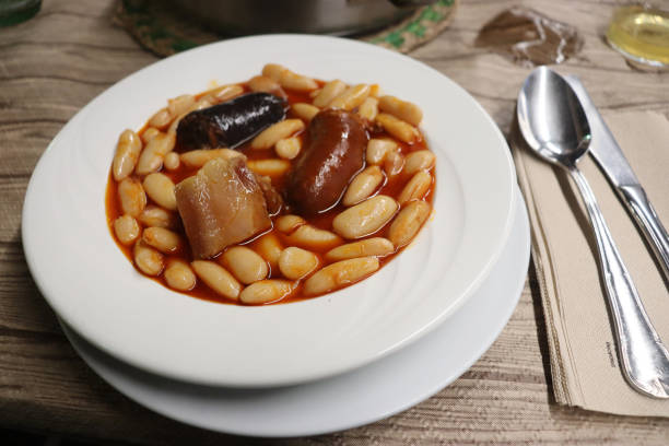 fabada. typical asturian dish made with beans, chorizo, black pudding and bacon - asturiana imagens e fotografias de stock