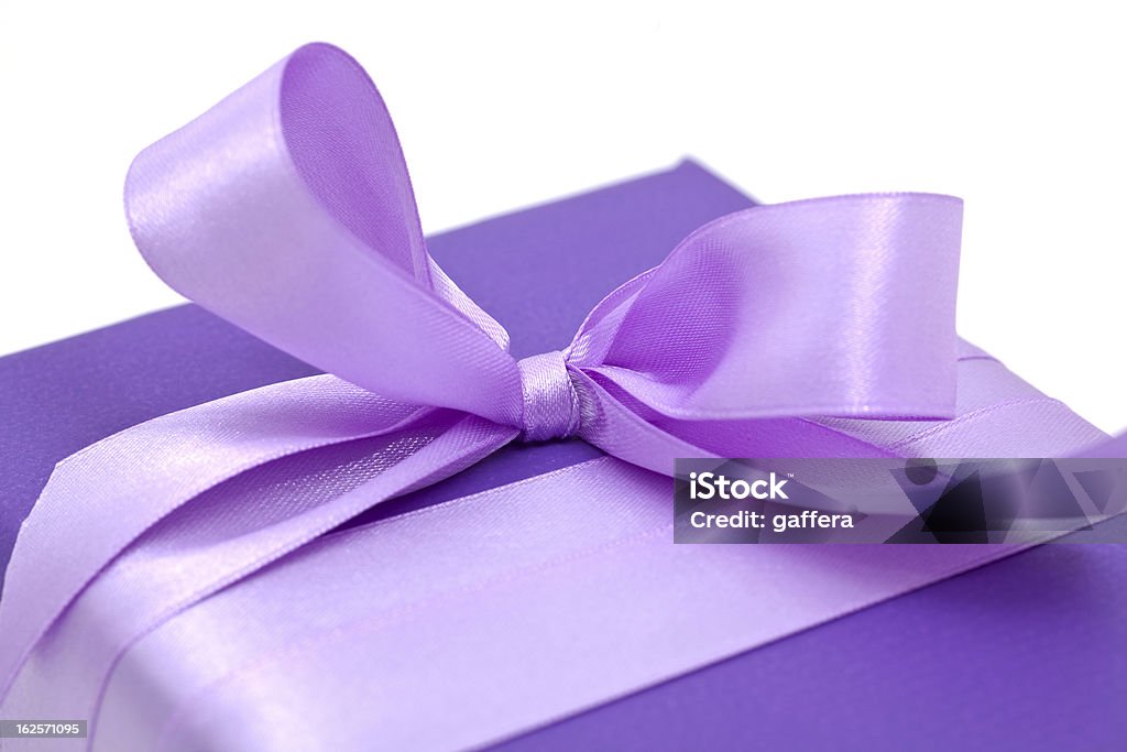 purple Schleife mit Geschenk-box - Lizenzfrei Lavendelfarbig Stock-Foto