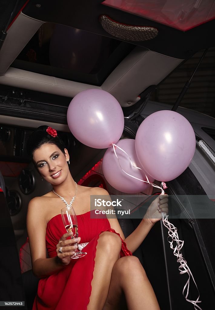 Attraente donna sorridente in rosso - Foto stock royalty-free di 25-29 anni