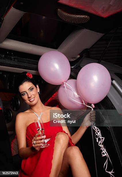 Attraente Donna Sorridente In Rosso - Fotografie stock e altre immagini di 25-29 anni - 25-29 anni, Abito da cocktail, Adulto