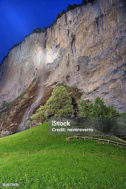 Lauterbrunnen In Cascata Al Crepuscolo Svizzera - Fotografie stock e altre immagini di Acqua corrente - Acqua corrente, Agricoltura, Alba - Crepuscolo