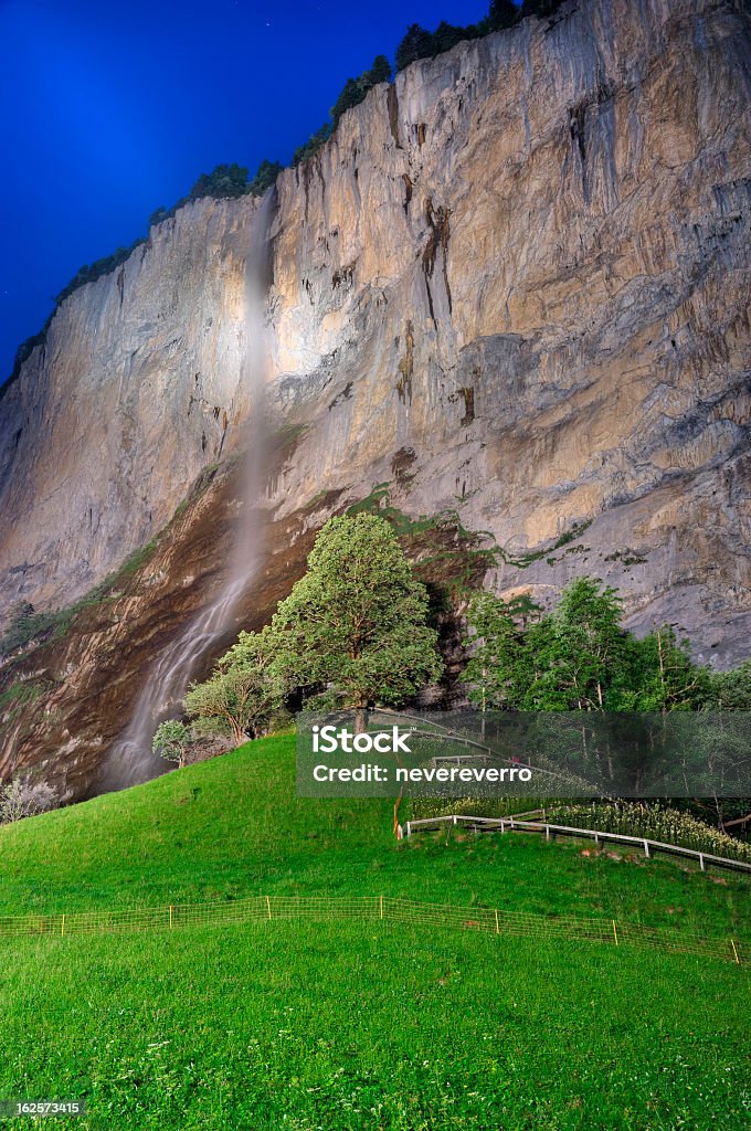 Cascata em Lauterbrunnen em crepúsculo, Suíça - Royalty-free Agricultura Foto de stock