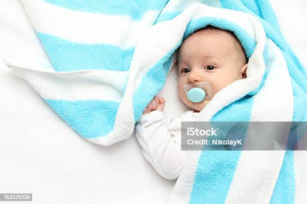 Belo Bebê Com Chupeta - Fotografias de stock e mais imagens de Bebé - Bebé, Beleza, Branco