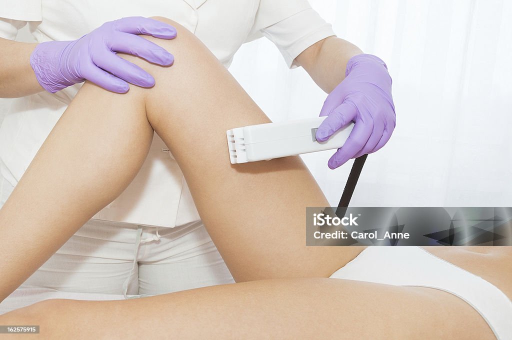 Jovem recebendo tratamento epilation a laser - Foto de stock de 20 Anos royalty-free