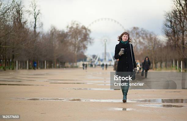 Giovane Studente A Piedi Con Caffè - Fotografie stock e altre immagini di Studente - Studente, Camminare, Inverno