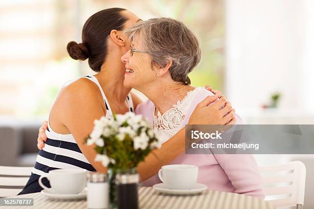 Photo libre de droit de Jeune Femme Embrassant Senior Mère banque d'images et plus d'images libres de droit de Café - Boisson - Café - Boisson, Grand-mère, Mère