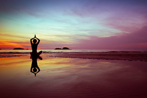 los ejercicios en la playa - equanimity fotografías e imágenes de stock