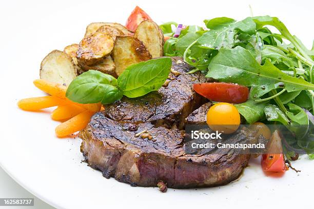 Bistec Foto de stock y más banco de imágenes de A la Parrilla - A la Parrilla, Alimento, Barbacoa - Comida