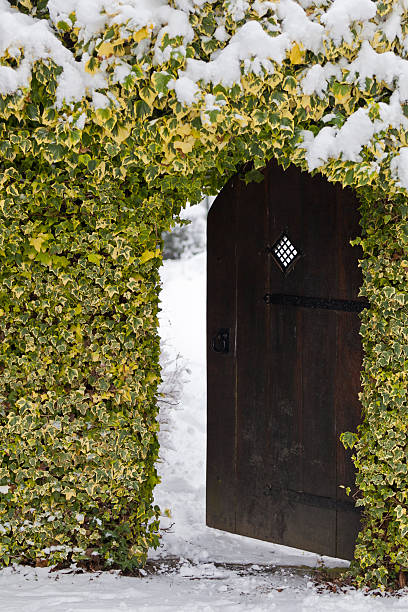 en el jardín secreto - surrey southeast england england cottage fotografías e imágenes de stock