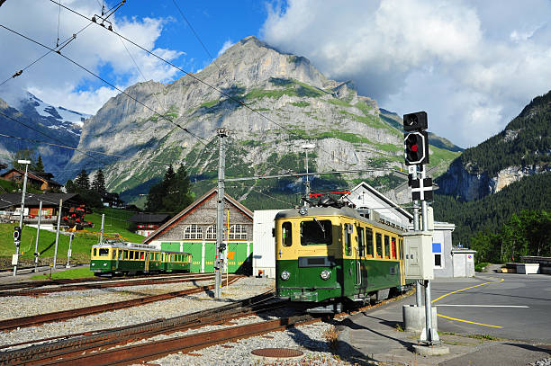 jungfrau bahn railwaystation na aldeia de grindelwald, suíça - interlaken railroad station train rural scene imagens e fotografias de stock