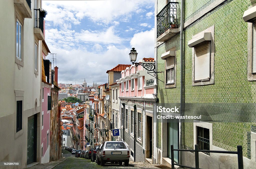 Vecchia Lisbona street - Foto stock royalty-free di Alfama