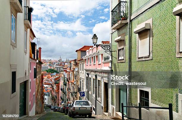 Vecchia Lisbona Street - Fotografie stock e altre immagini di Alfama - Alfama, Ambientazione esterna, Architettura