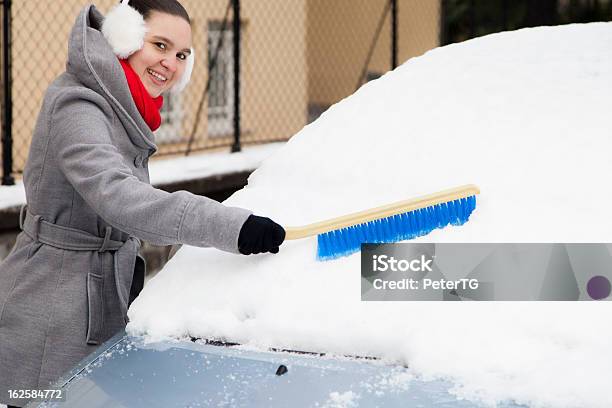 Rimozione Di Neve E Ghiaccio Dalla Macchina - Fotografie stock e altre immagini di Abbigliamento - Abbigliamento, Abiti pesanti, Accudire