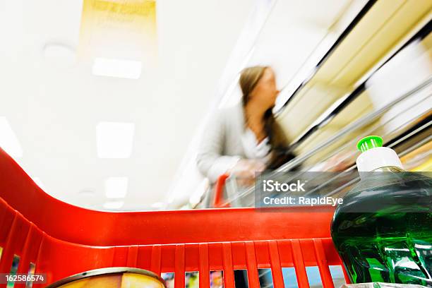 Guardando Dallinterno Di Supermercato Shopping Bag In Outoffocus Donna - Fotografie stock e altre immagini di Immagine mossa