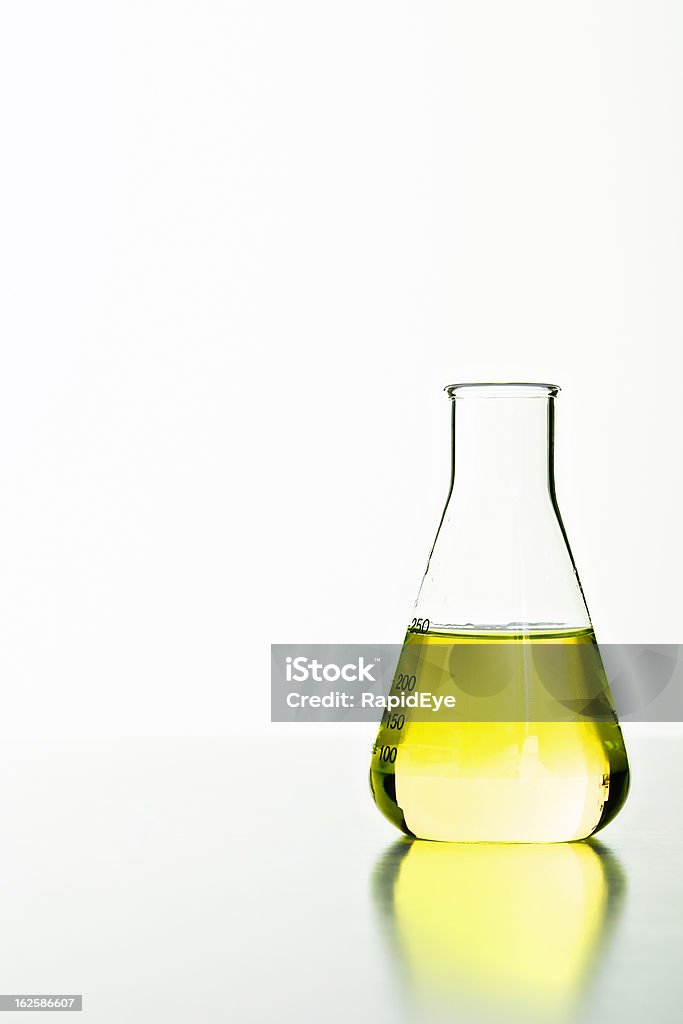 lab フラスコ 0 ガラス充填、未確認の液体、黄色バックライト - 尿のロイヤリティフリーストックフォト