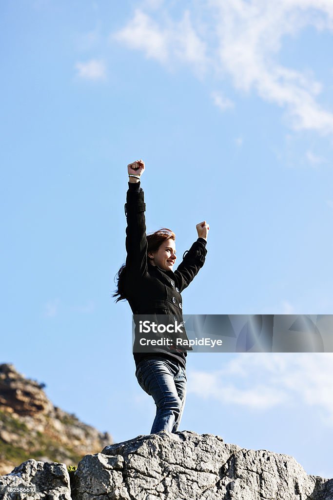Triunfante Jovem mulher no Desfiladeiro ondas braços & sorri - Foto de stock de Montanha royalty-free