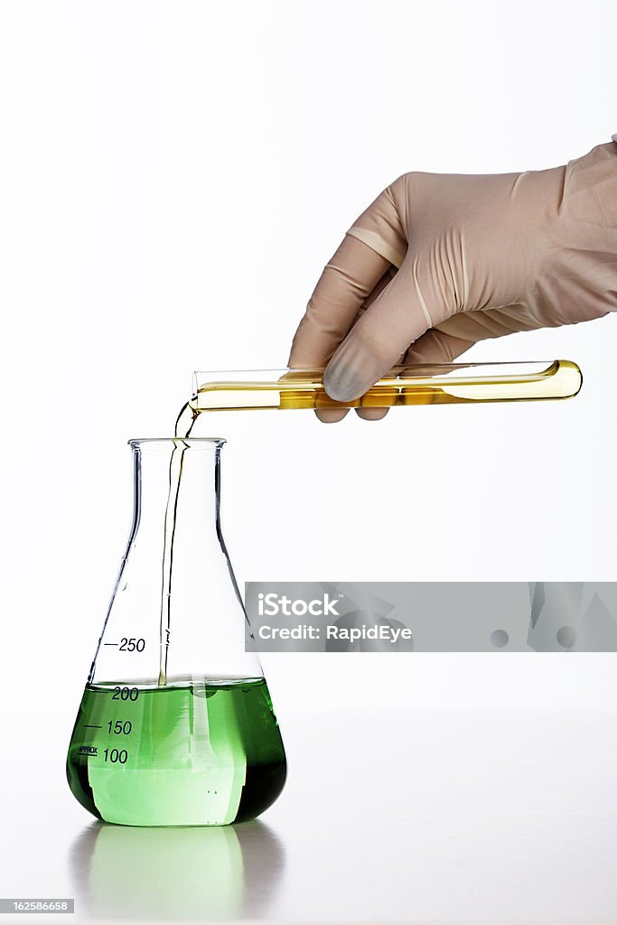 Mão com luvas doses químico em laboratório frasco contra fundo branco - Foto de stock de Artigos de Vidro de Laboratório royalty-free