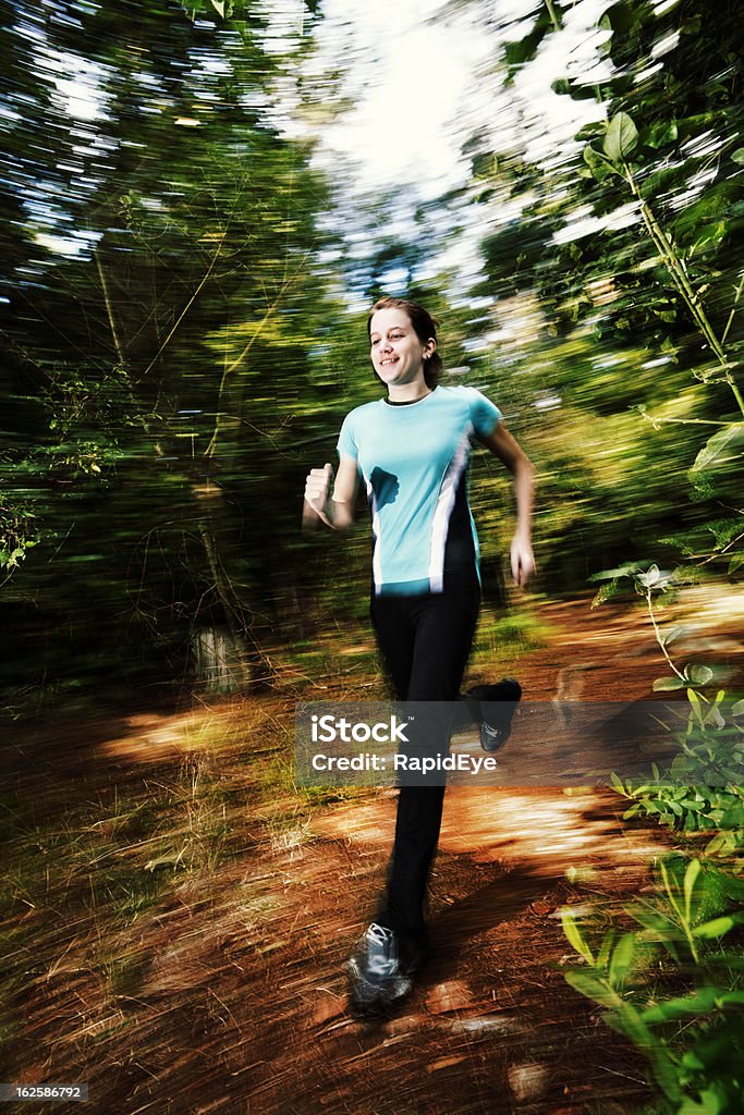 Glückliche junge Frau Athlet läuft mit motion blur im Wald - Lizenzfrei Abgeschiedenheit Stock-Foto