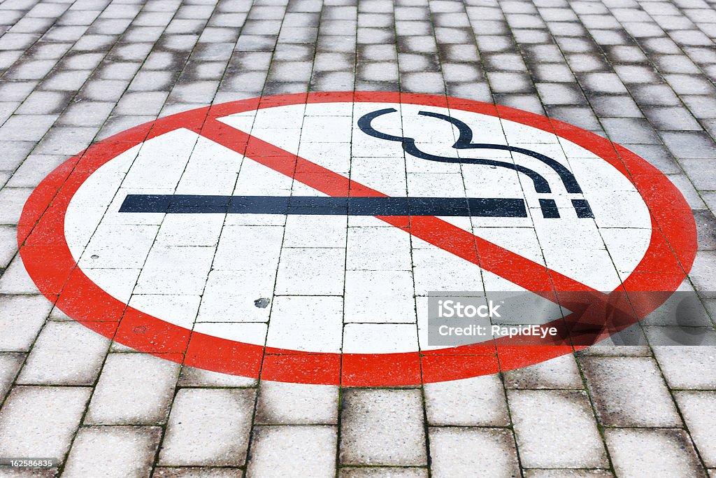 Placa de Proibido Fumar pintou tijolo-pavimentado Chão - Royalty-free Ao Ar Livre Foto de stock