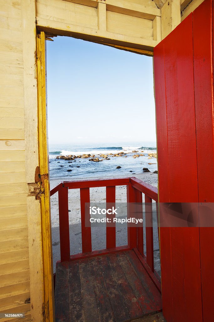 Morze widoczne od wewnątrz Rustykalny Dom na plaży - Zbiór zdjęć royalty-free (Balustrada - Element architektoniczny)