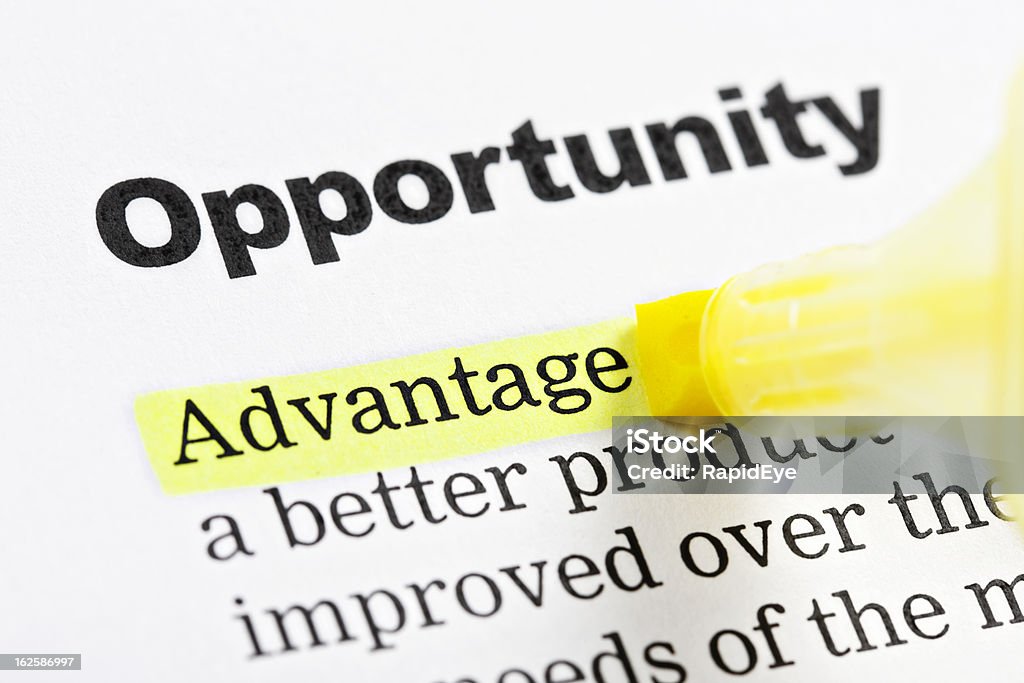 Das Wort "Advantage" highighted in der gelben Zone auf Dokument mit der Überschrift "Opportunity". - Lizenzfrei Aufprall Stock-Foto