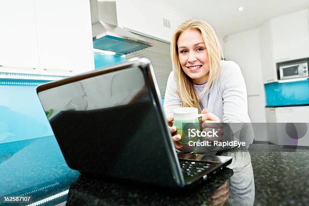 Junge Frau Mit Laptop Und Kaffee Tasse Auf Moderne Küche Stockfoto und mehr Bilder von Glas