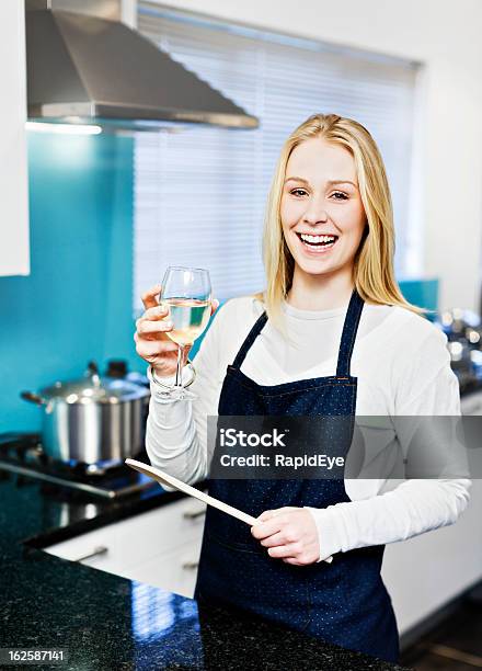 Loira Sorridente Cozinhar Na Cozinha Tosta Com Vinho Branco - Fotografias de stock e mais imagens de Cozinhar