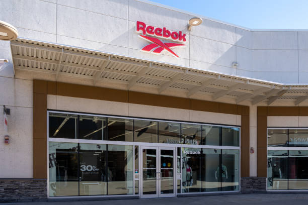 A Reebok store is seen on June 27, 2022 in Niagara-on-the-Lake, On, Canada. A Reebok store is seen on June 27, 2022 in Niagara-on-the-Lake, On, Canada. Reebok International Limited is an American footwear and clothing company. reebok stock pictures, royalty-free photos & images