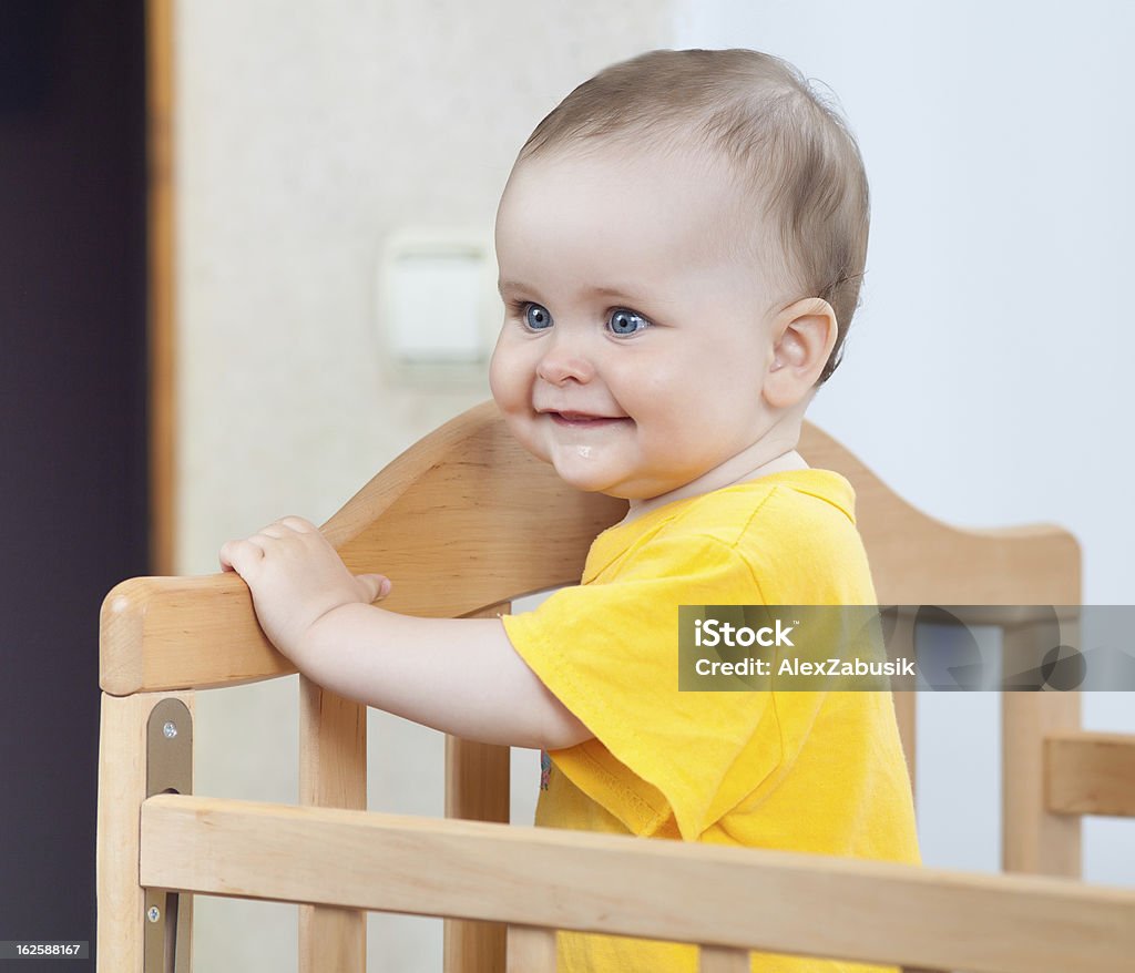 Очаровательный ребенка в детскую кроватку - Стоковые фото В профиль роялти-фри