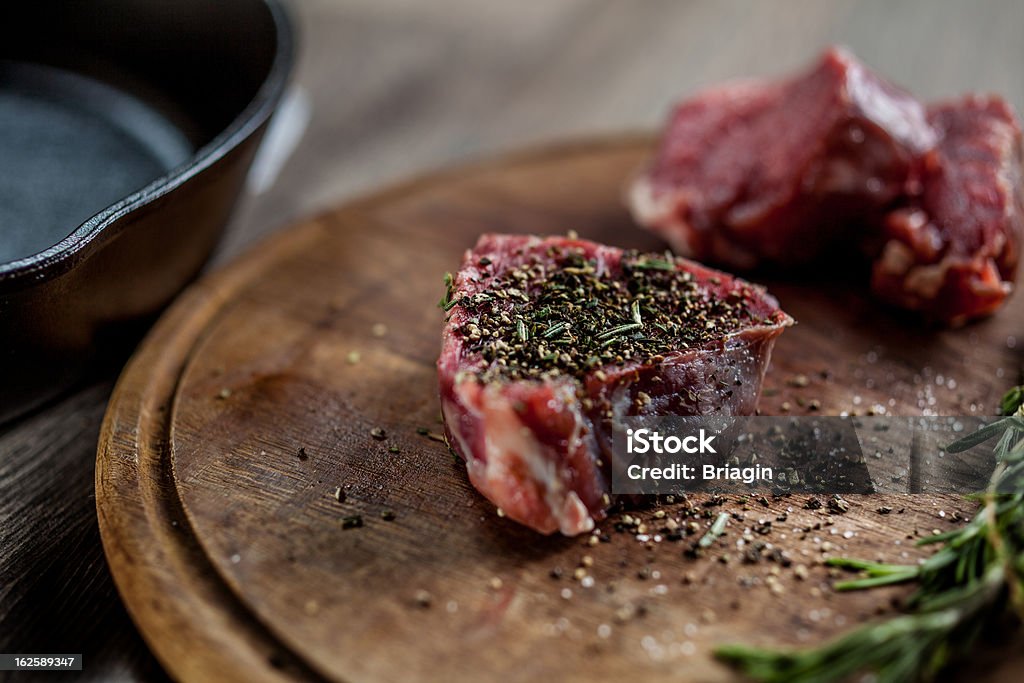 Bistecca di filetto di esperti sdraiarsi sulla scheda - Foto stock royalty-free di Adulto