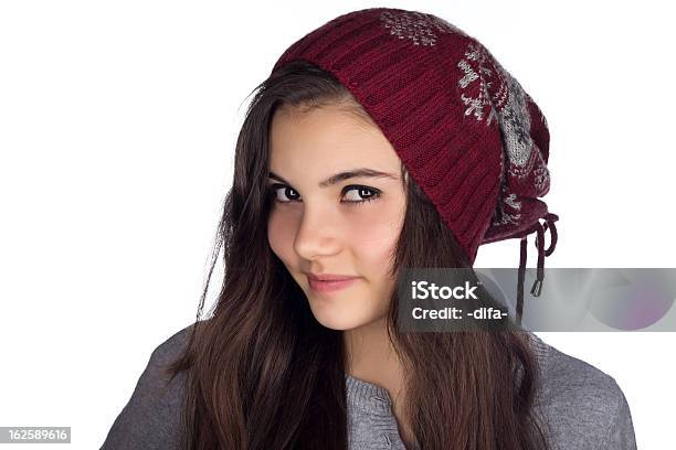 Closeup Di Adolescente Ragazza Con Cappello - Fotografie stock e altre immagini di 14-15 anni - 14-15 anni, Abbigliamento, Abiti pesanti