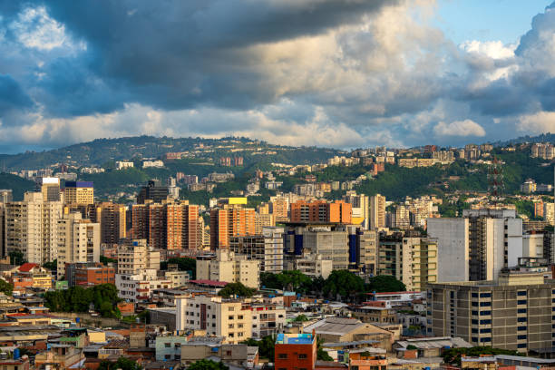hermosa vista de la ciudad de caracs al atardecer. - cultura venezolana fotografías e imágenes de stock